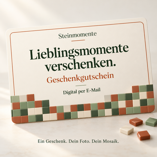 Digitaler Steinmomente-Geschenkgutschein per E-Mail. Produktillustration mit dem Schriftzug „Lieblingsmomente verschenken“ und glatten Mosaikfliesen.